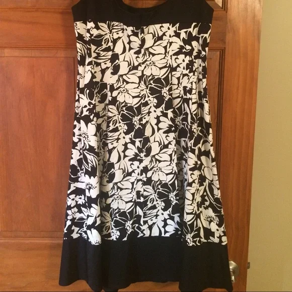 Black and white Dress - Picture 3 of 3